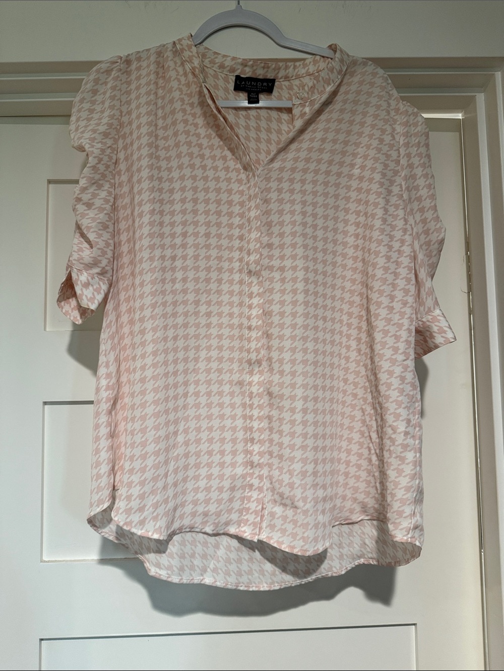 NWOT Laundry By Shelli Segal Blush Pink Houndstooth V-Neck Blouse